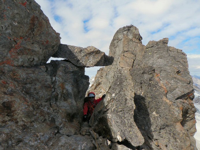 Arete du Soleil (45).jpg - Mich passant le "trou de serrure"